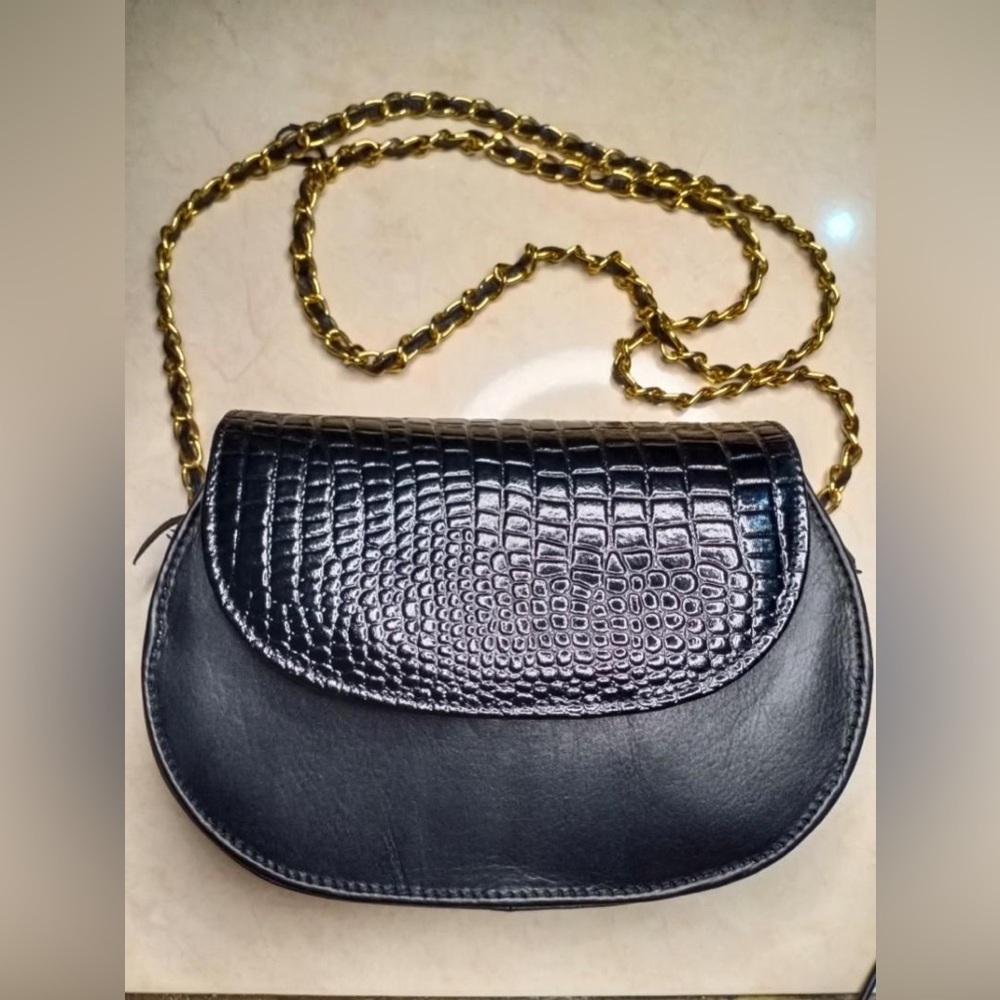 Elegant Black Croc-Embossed Shoulder Bag‎